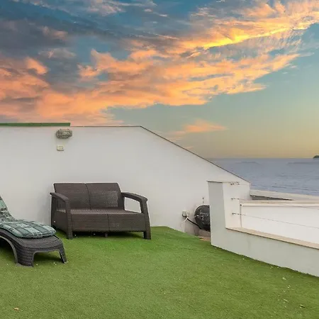 Albatros 3br House Seafront Terrace - Aircon & Bbq Vakantiehuis *