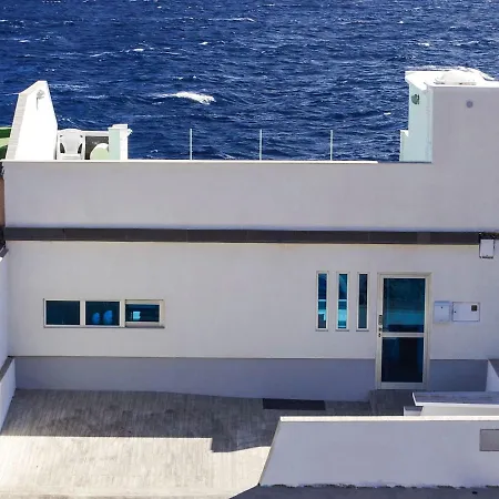 Albatros 3br House Seafront Terrace - Aircon & Bbq