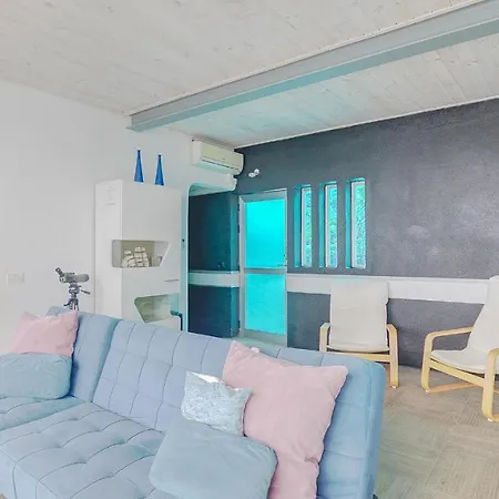 Vakantiehuis Albatros 3br House Seafront Terrace - Aircon & Bbq